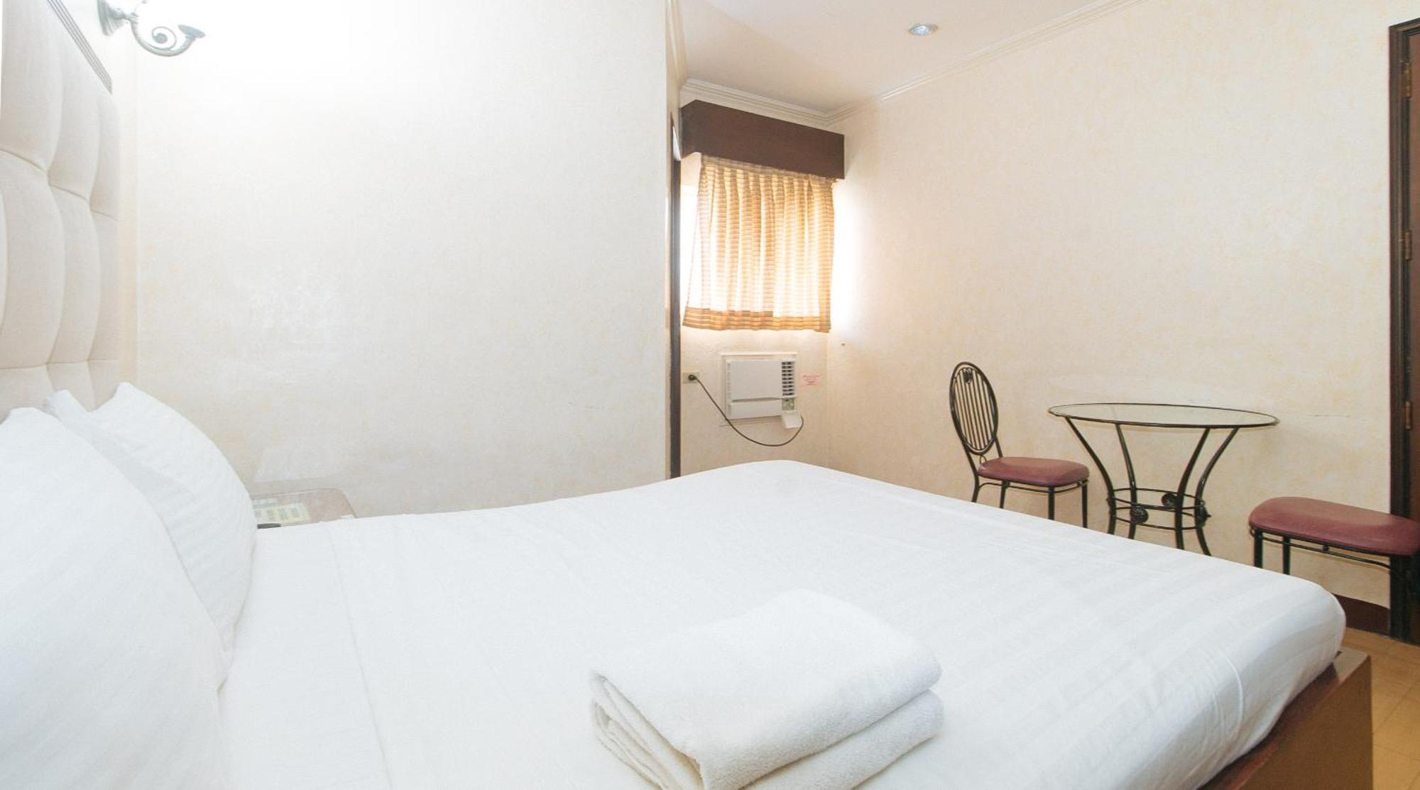 Bliss Hotel Dau Mabalacat Bagian luar foto