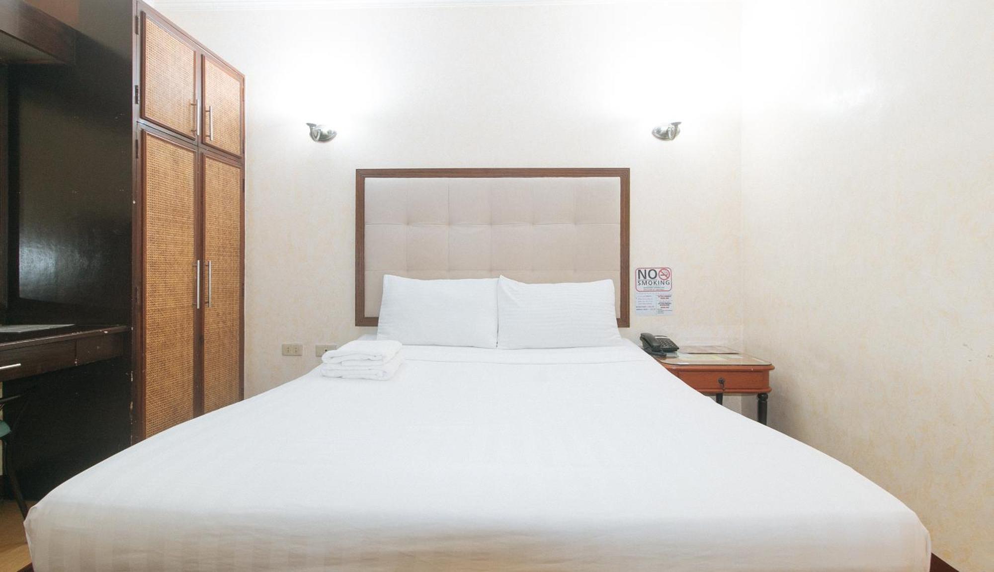 Bliss Hotel Dau Mabalacat Bagian luar foto