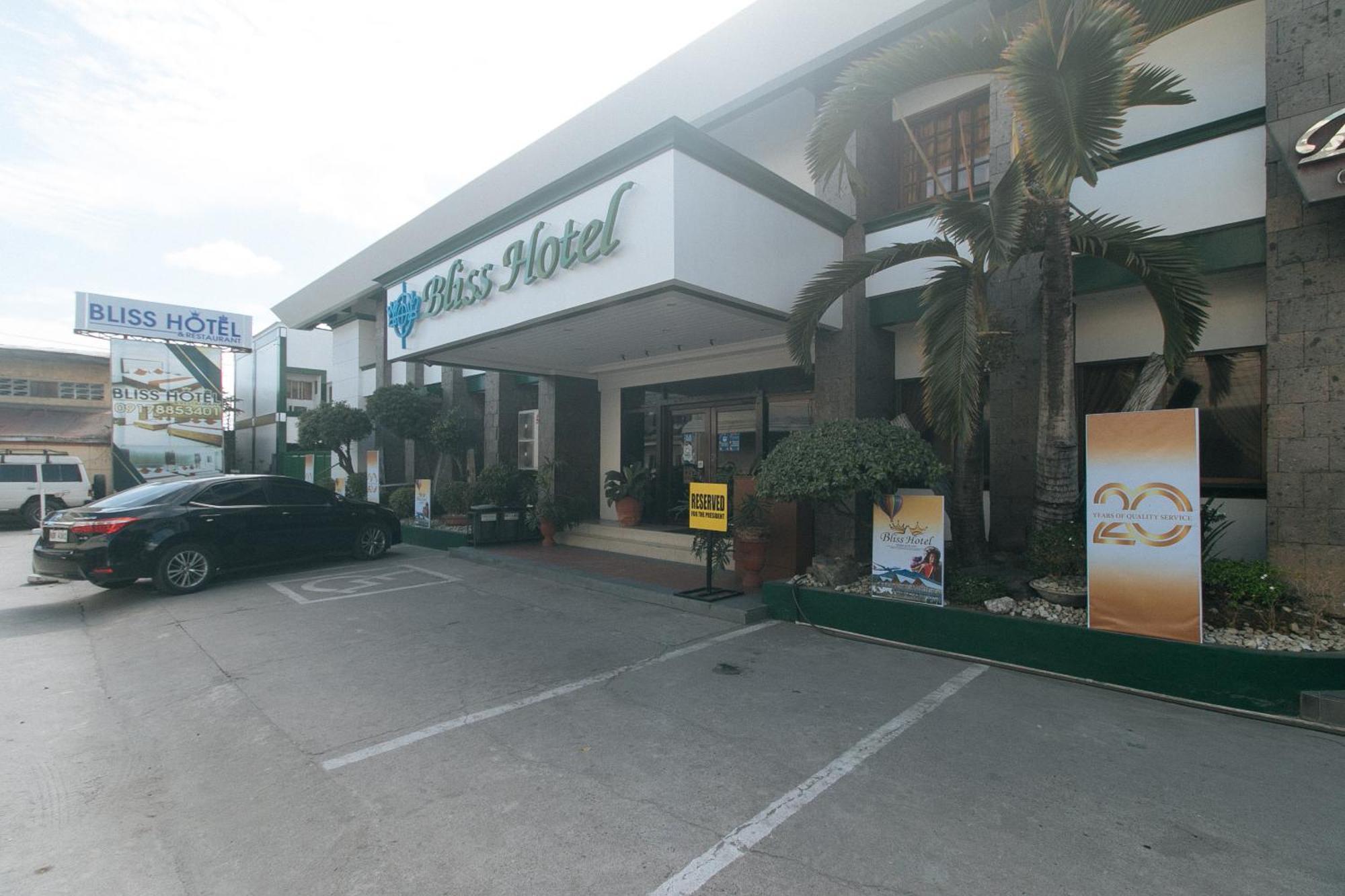 Bliss Hotel Dau Mabalacat Bagian luar foto