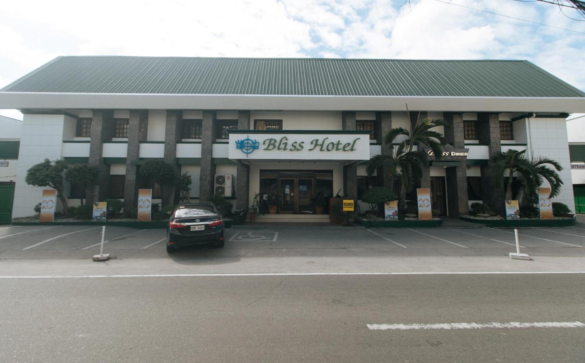 Bliss Hotel Dau Mabalacat Bagian luar foto