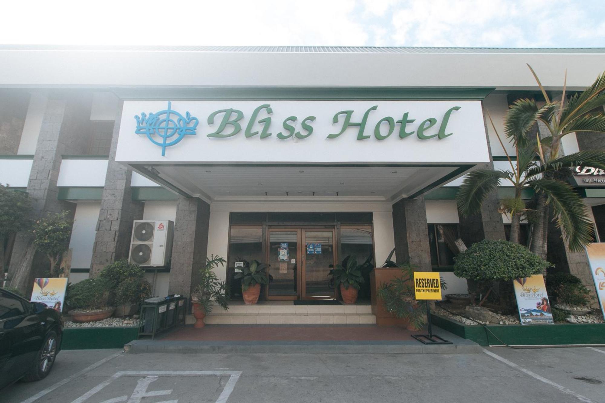 Bliss Hotel Dau Mabalacat Bagian luar foto