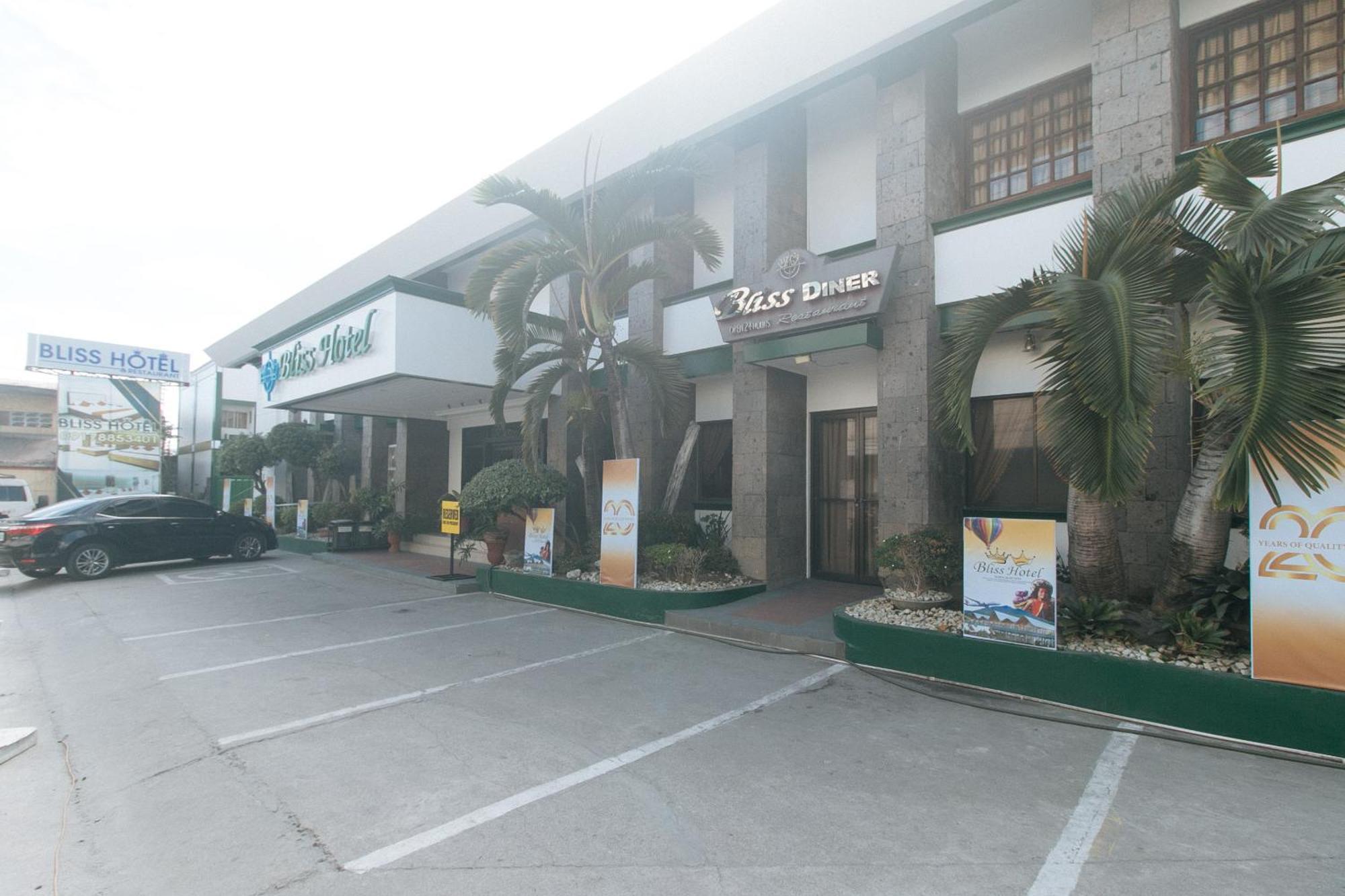Bliss Hotel Dau Mabalacat Bagian luar foto