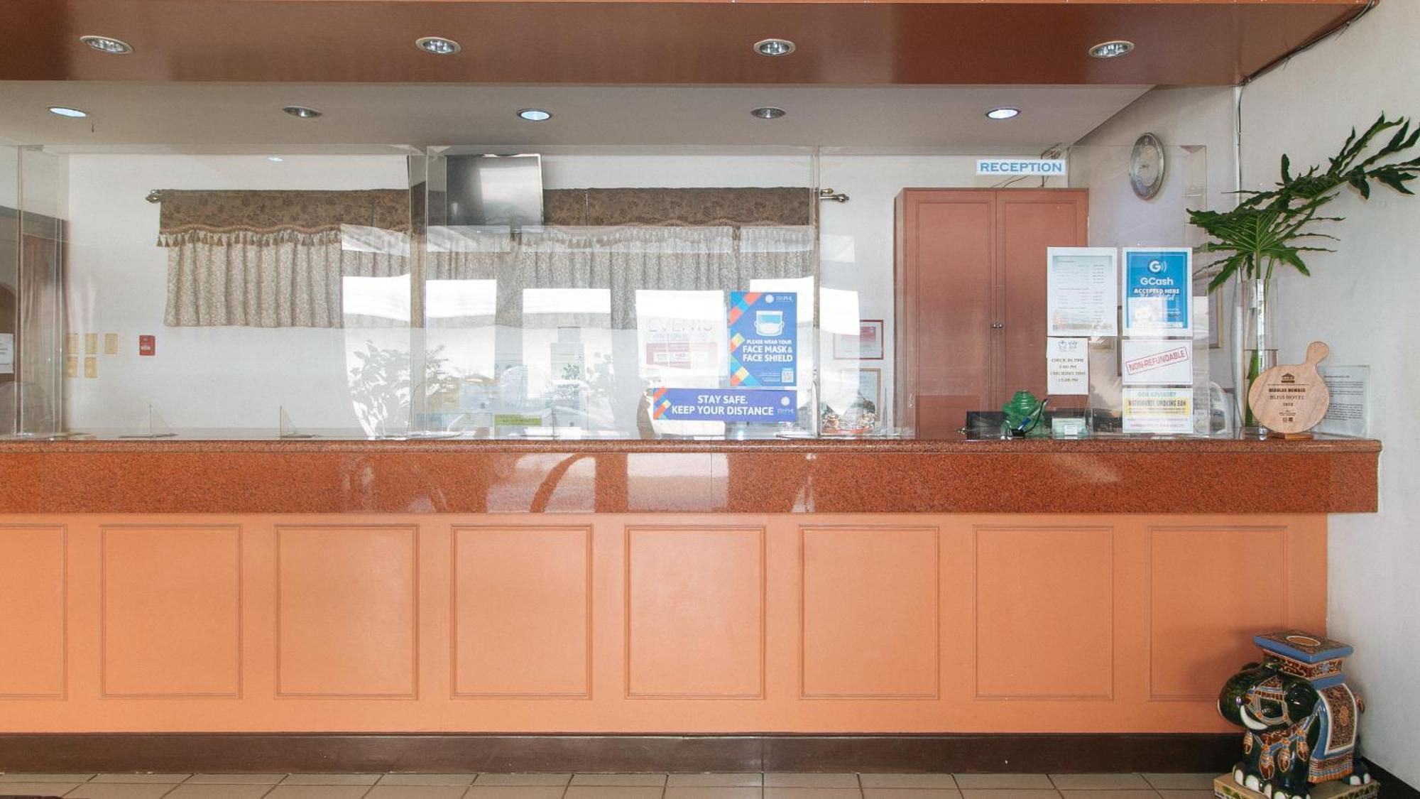 Bliss Hotel Dau Mabalacat Bagian luar foto
