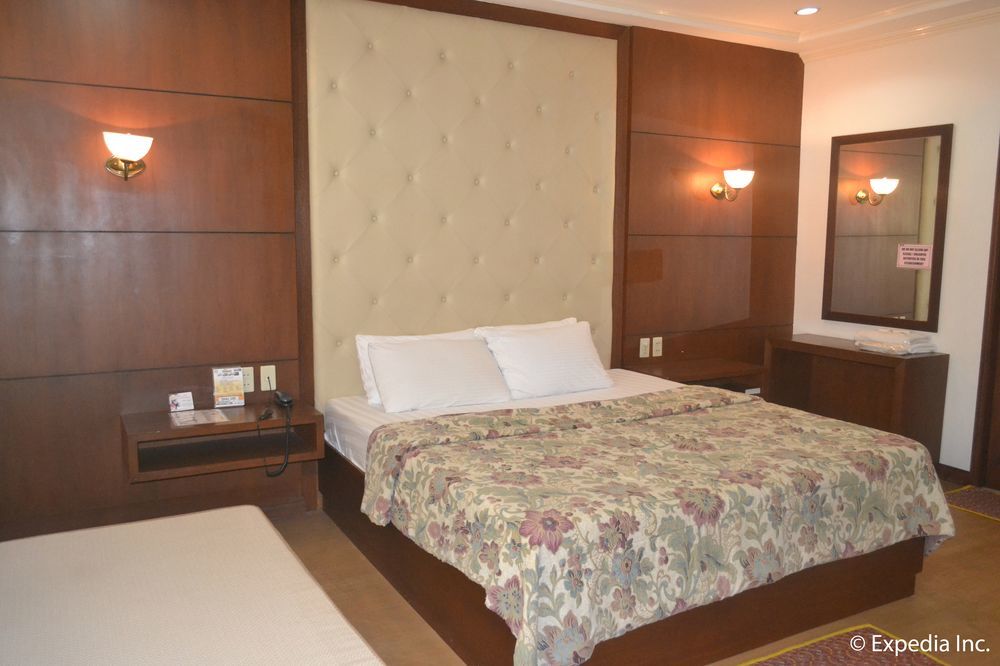 Bliss Hotel Dau Mabalacat Bagian luar foto