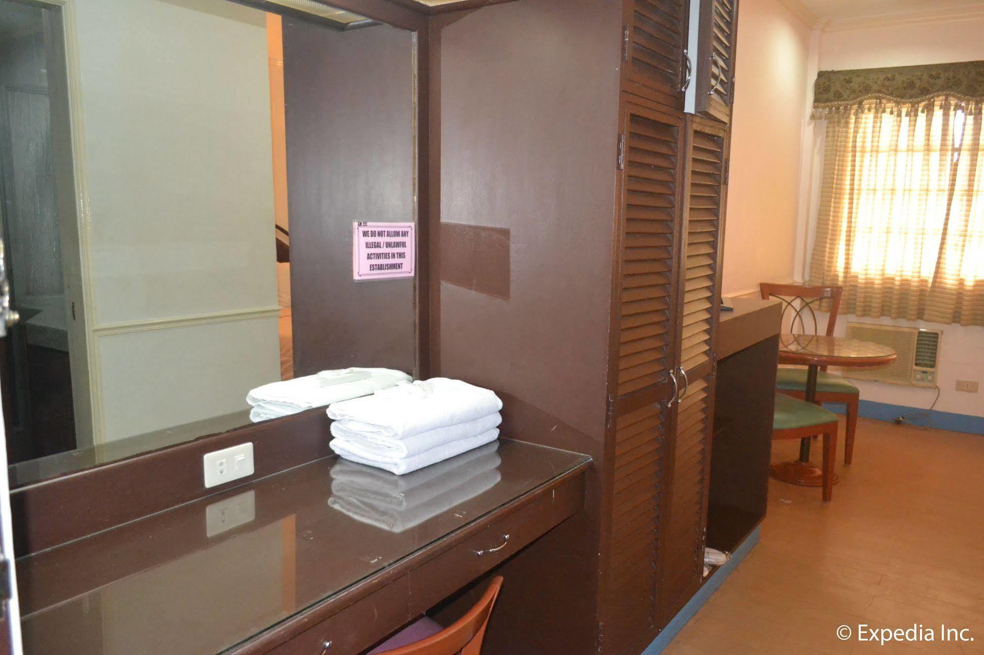 Bliss Hotel Dau Mabalacat Bagian luar foto