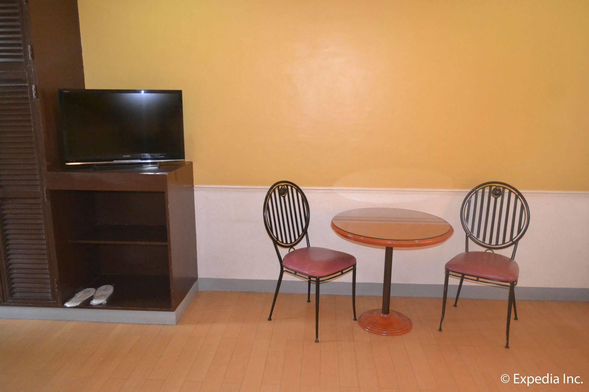 Bliss Hotel Dau Mabalacat Bagian luar foto