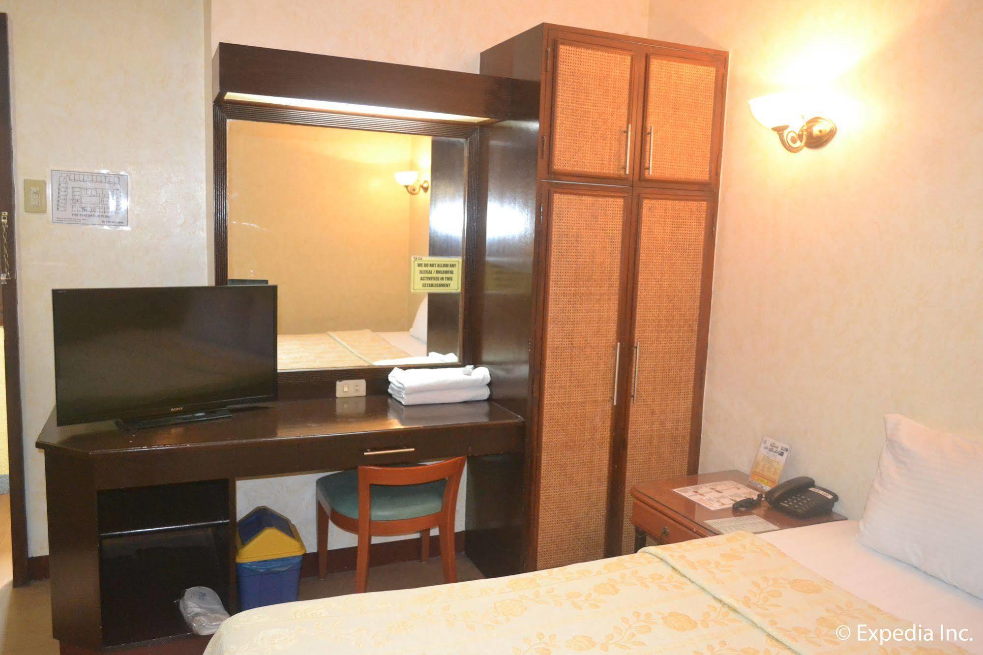 Bliss Hotel Dau Mabalacat Bagian luar foto