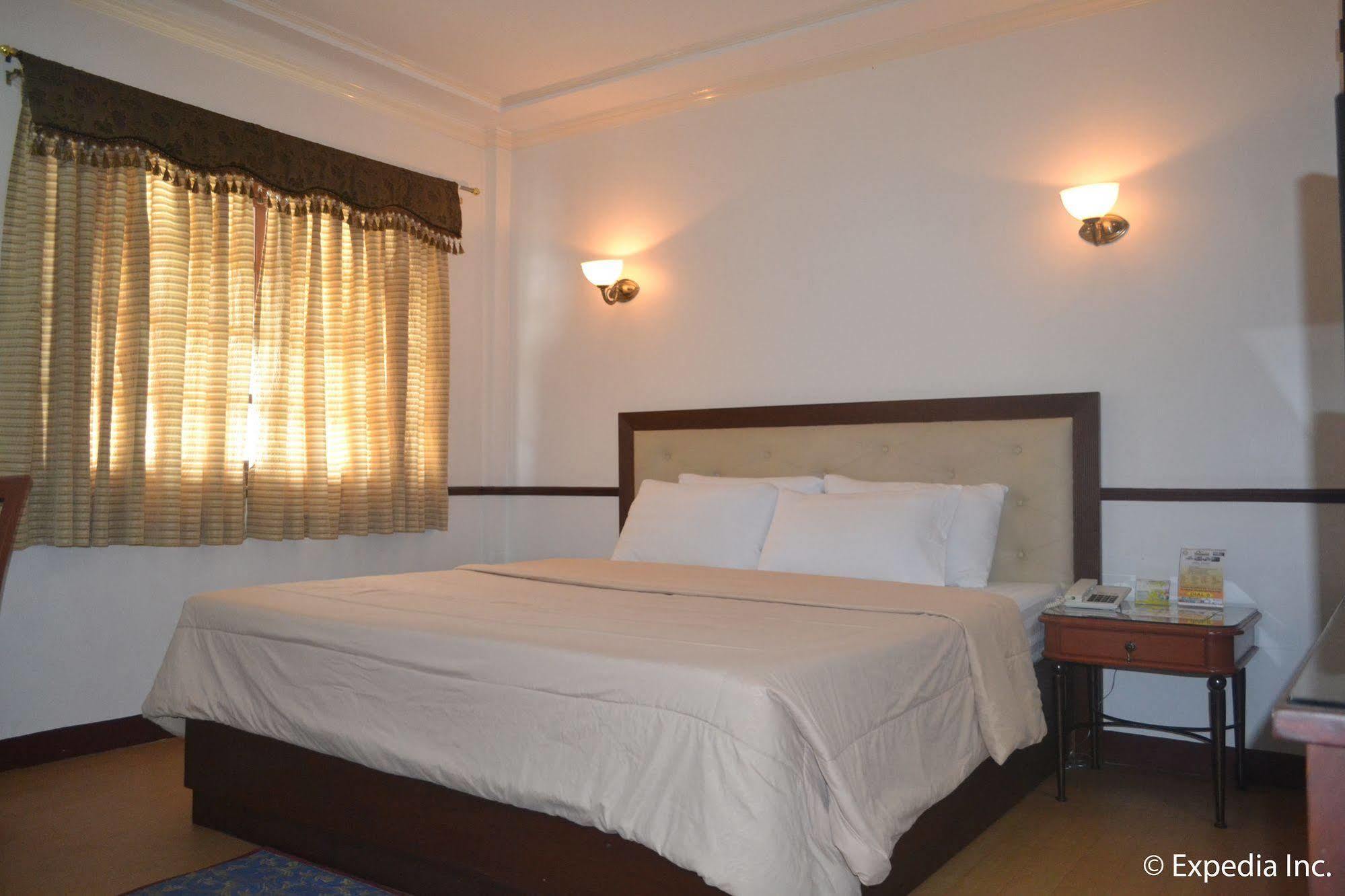 Bliss Hotel Dau Mabalacat Bagian luar foto