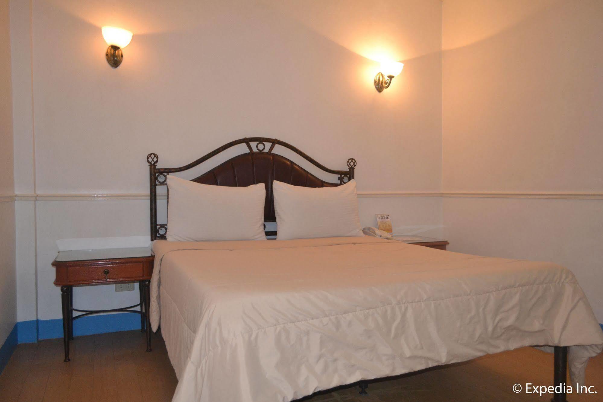 Bliss Hotel Dau Mabalacat Bagian luar foto