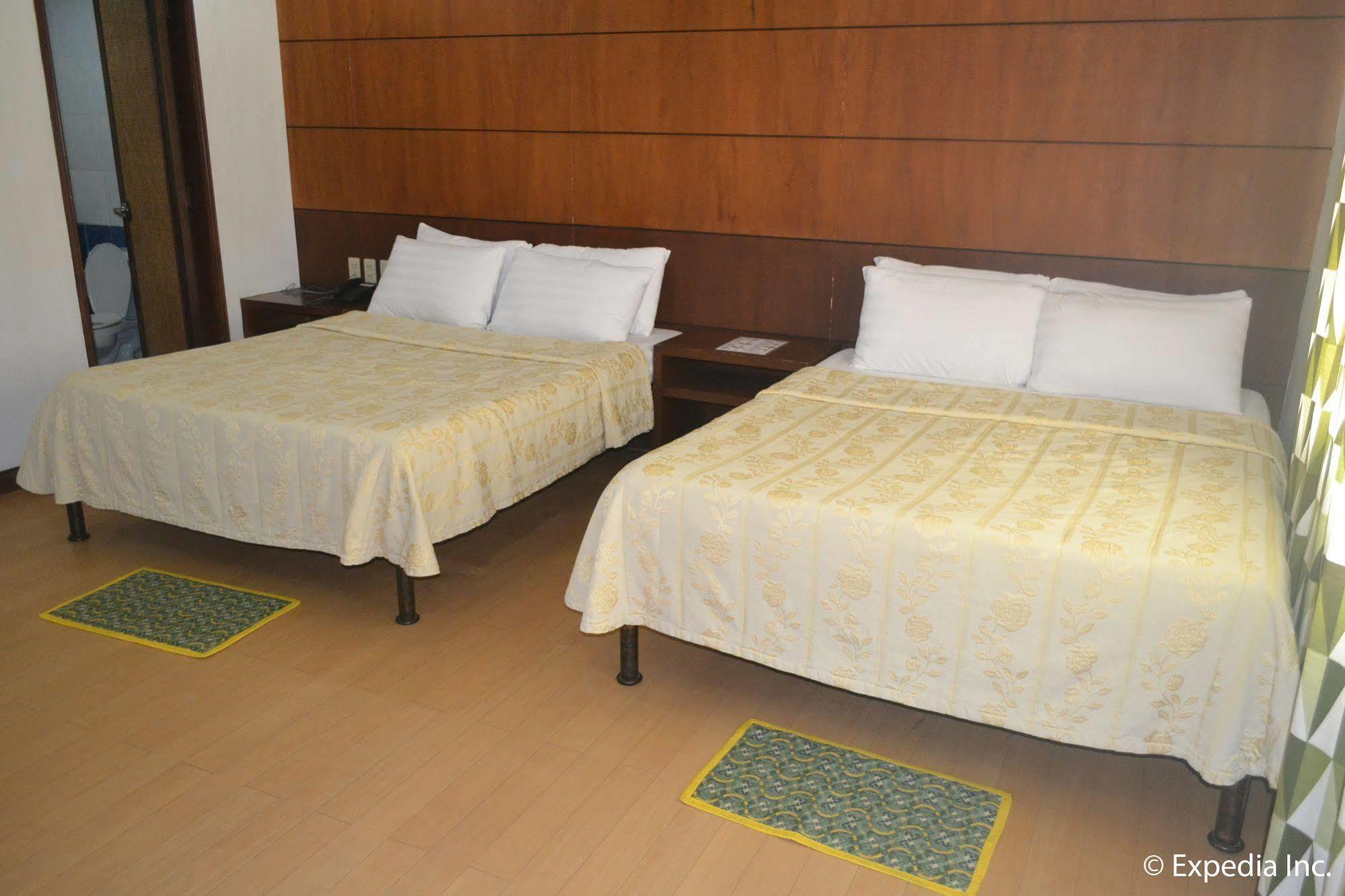 Bliss Hotel Dau Mabalacat Bagian luar foto