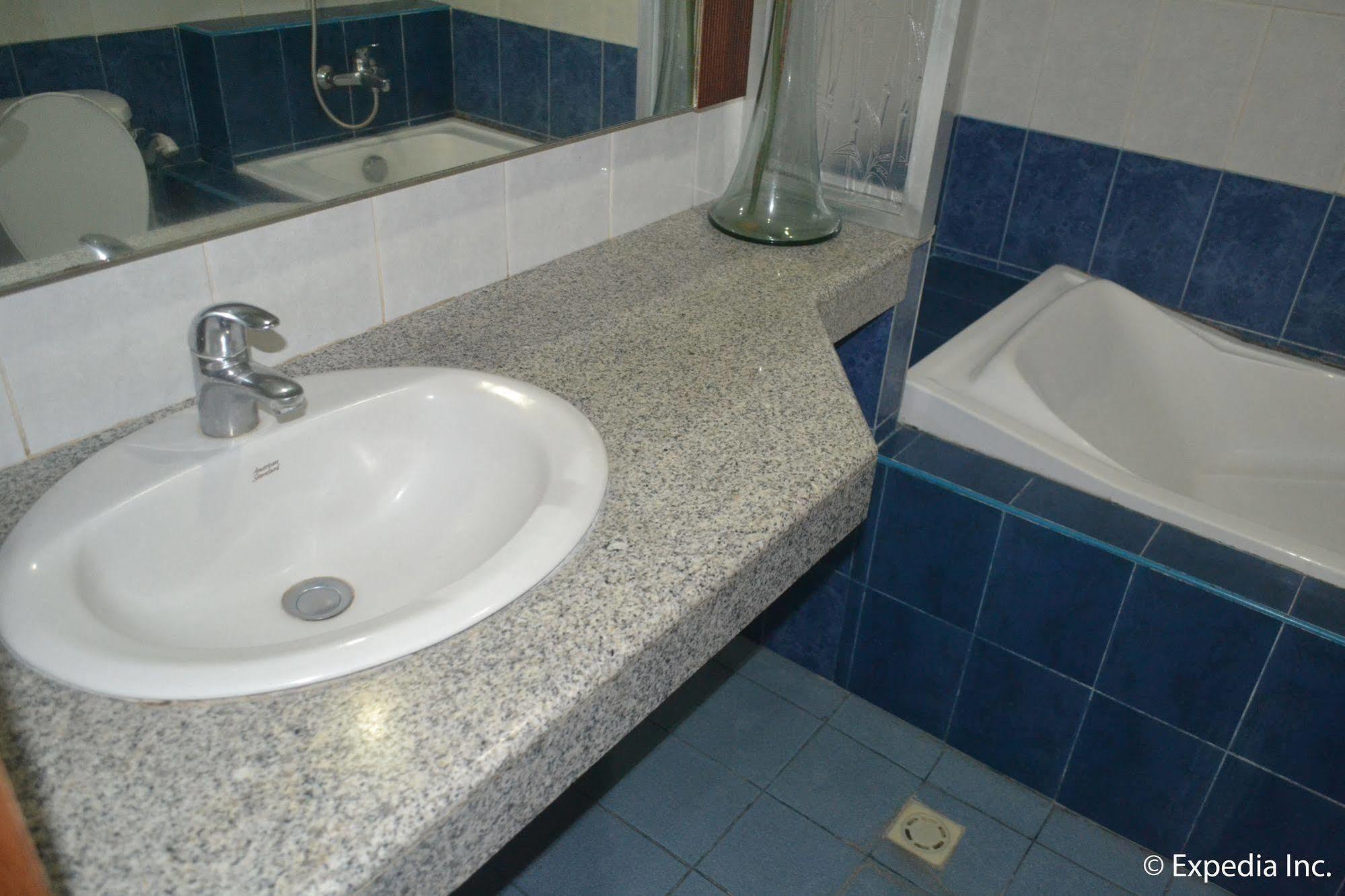 Bliss Hotel Dau Mabalacat Bagian luar foto