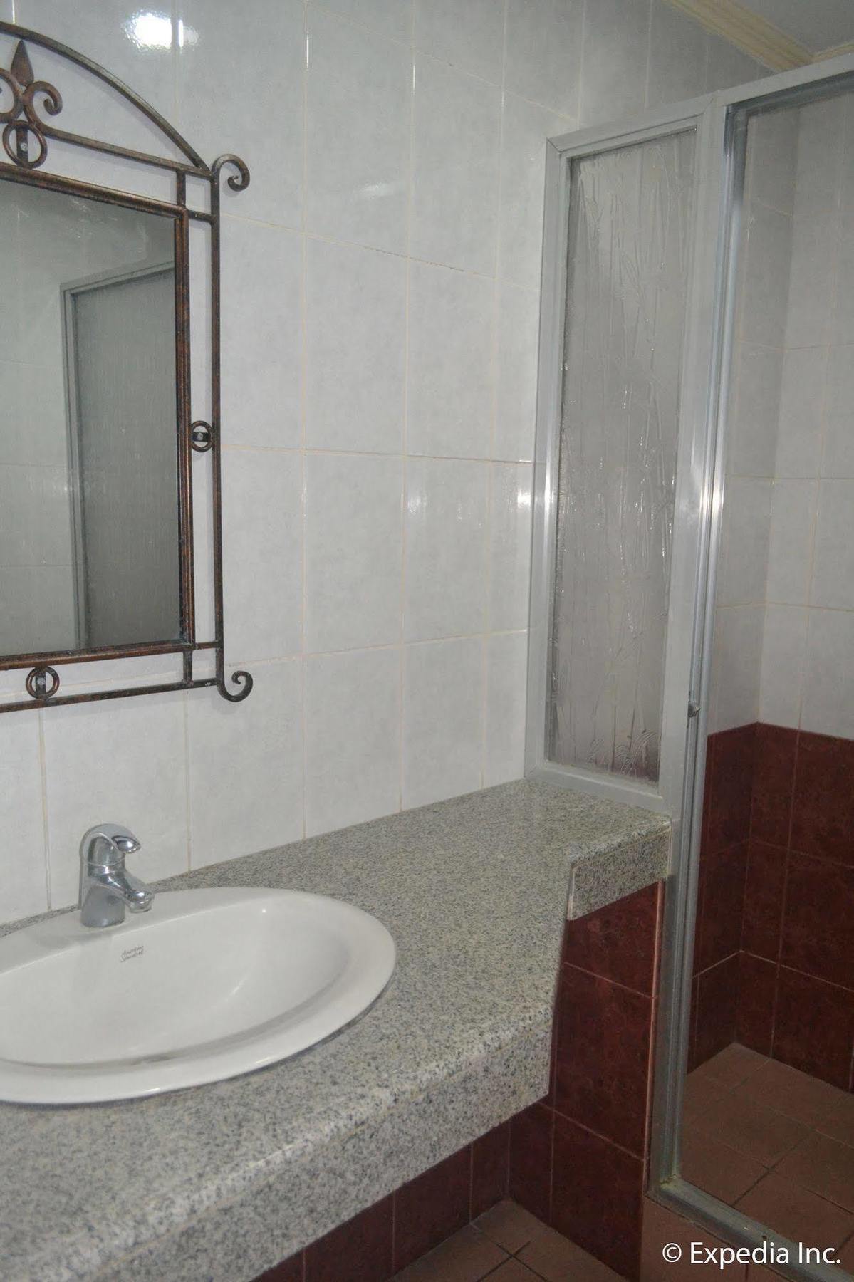 Bliss Hotel Dau Mabalacat Bagian luar foto