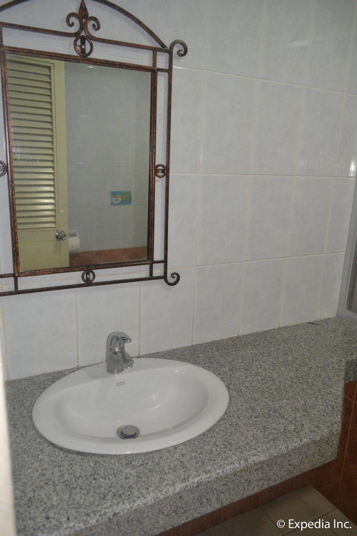 Bliss Hotel Dau Mabalacat Bagian luar foto