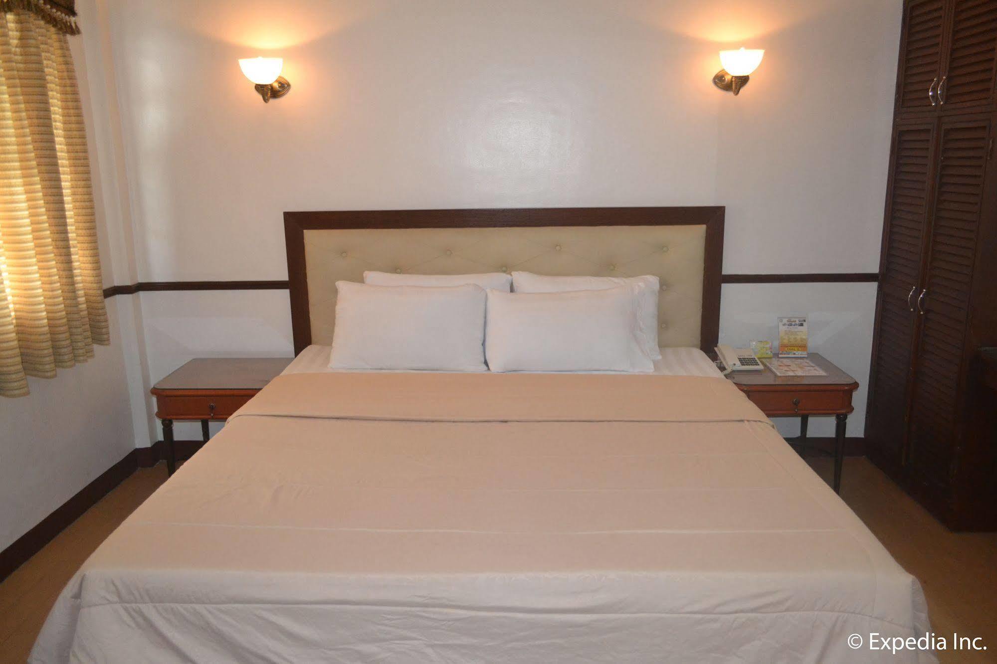Bliss Hotel Dau Mabalacat Bagian luar foto