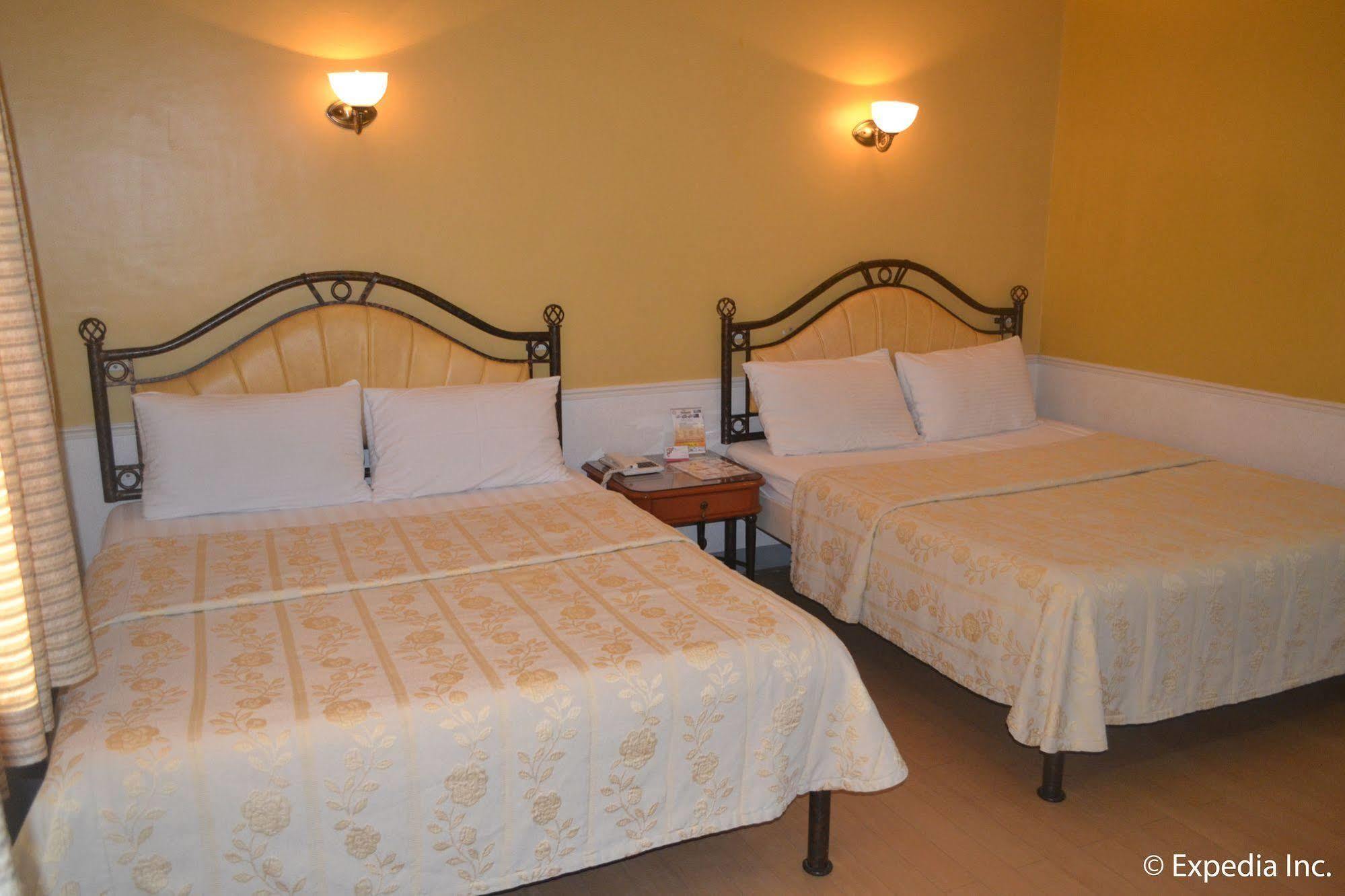 Bliss Hotel Dau Mabalacat Bagian luar foto