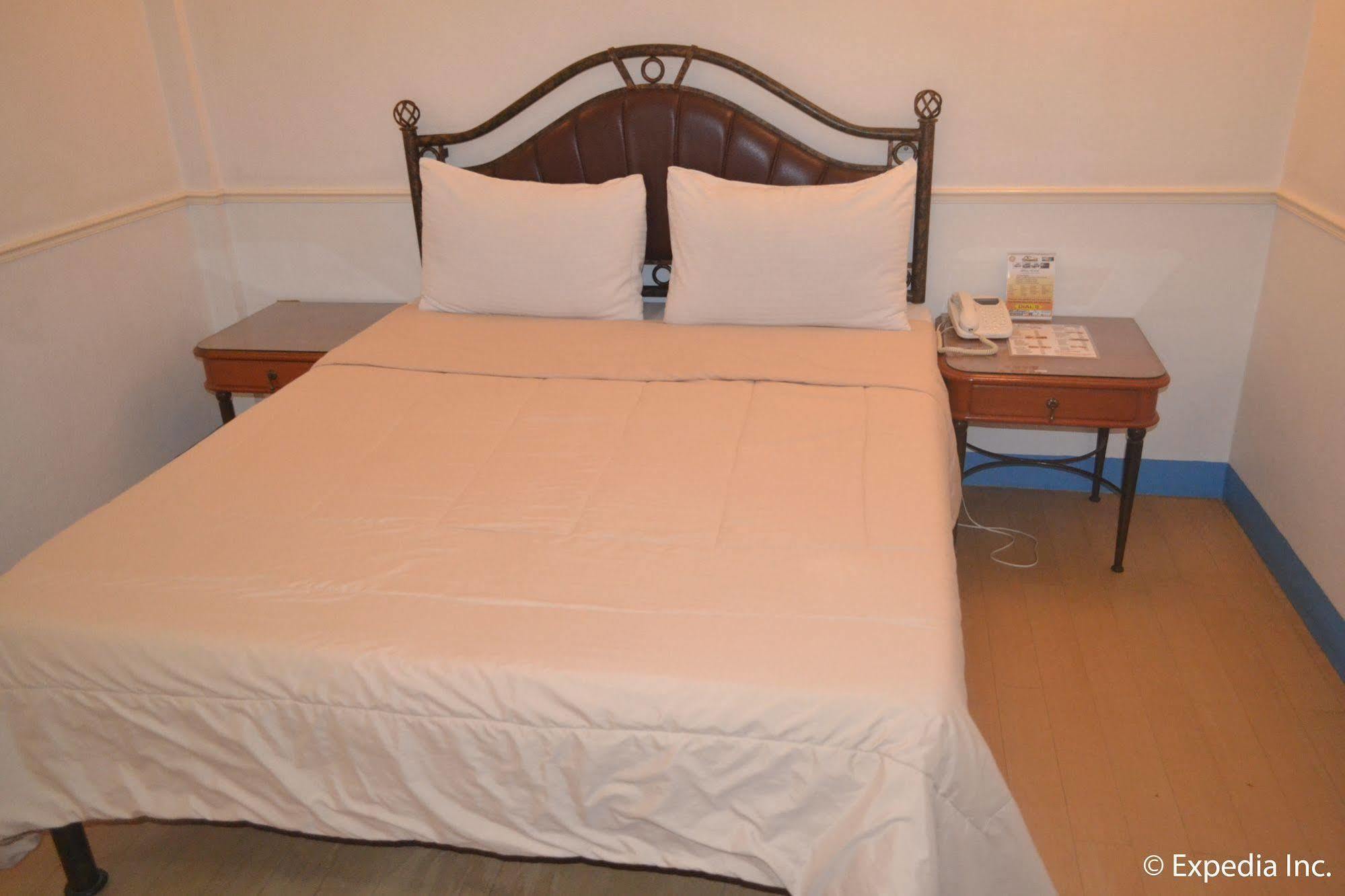 Bliss Hotel Dau Mabalacat Bagian luar foto